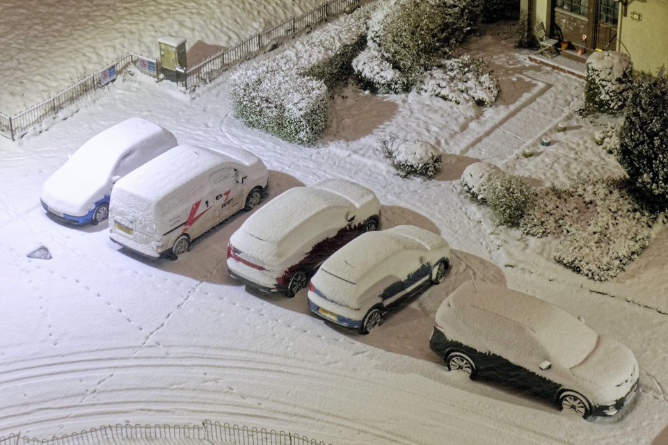 A cold start saw overnight snow fall heavily leaving 4 inches on lawns in Glasgow