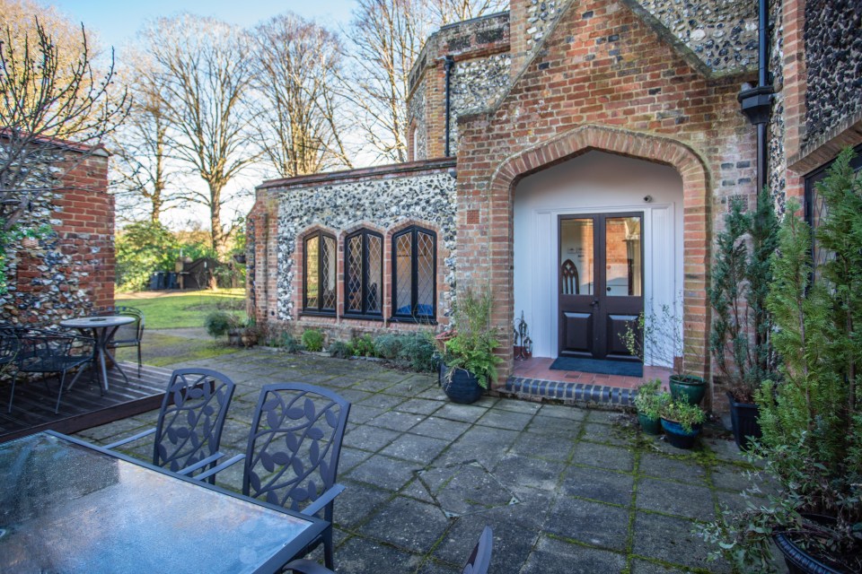 The property also boasts an outdoor dining room