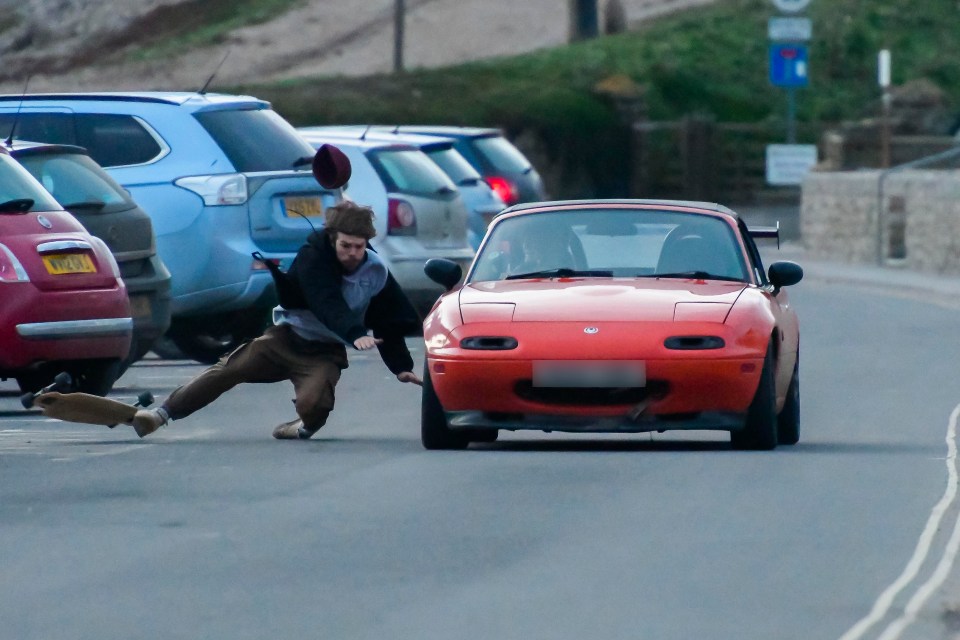 The thrill-seeker then takes a tumble that sends his hat flying