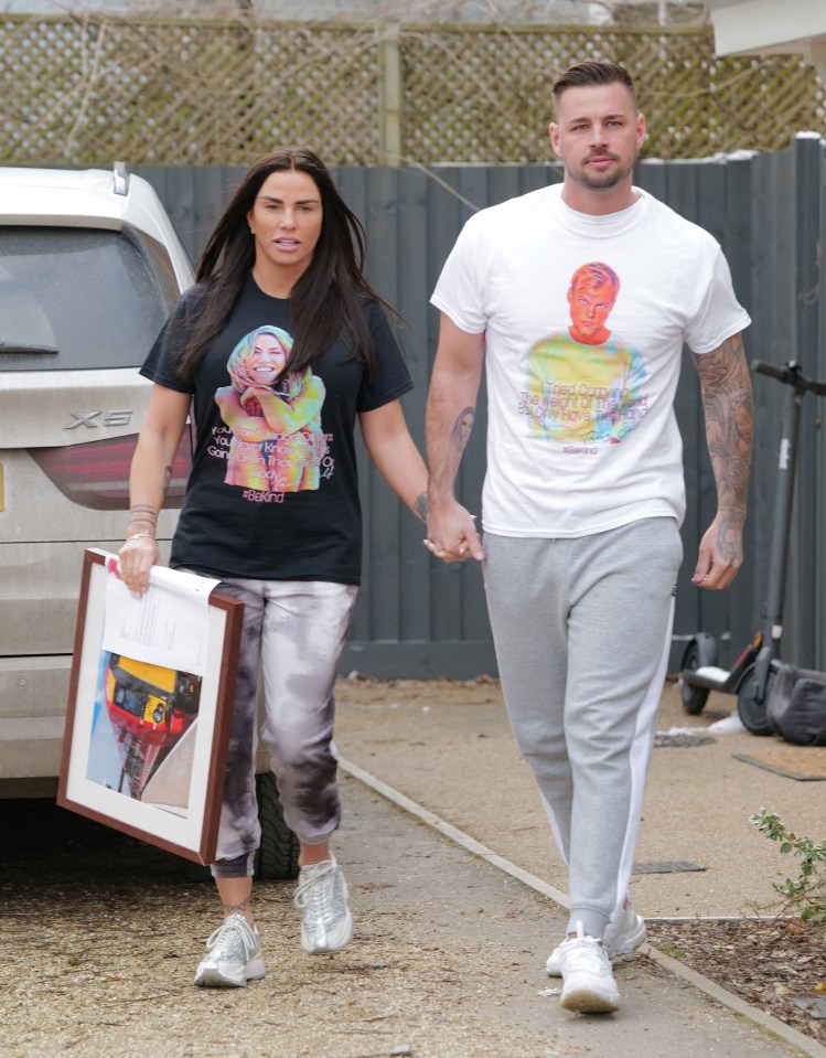 Katie Price wore a T-shirt with a photo of Caroline and the quote 'Be Kind' in memory of the tragic TV presenter