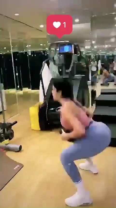 Georgina Rodriguez shows off her deep squat