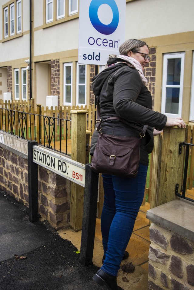 Getting into the front garden of the property would be difficult, and involves squeezing past the street sign or stepping over it