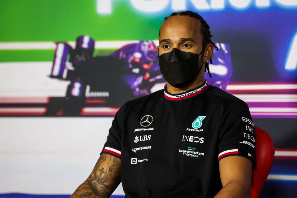  Lewis Hamilton is considering driving in Formula-E