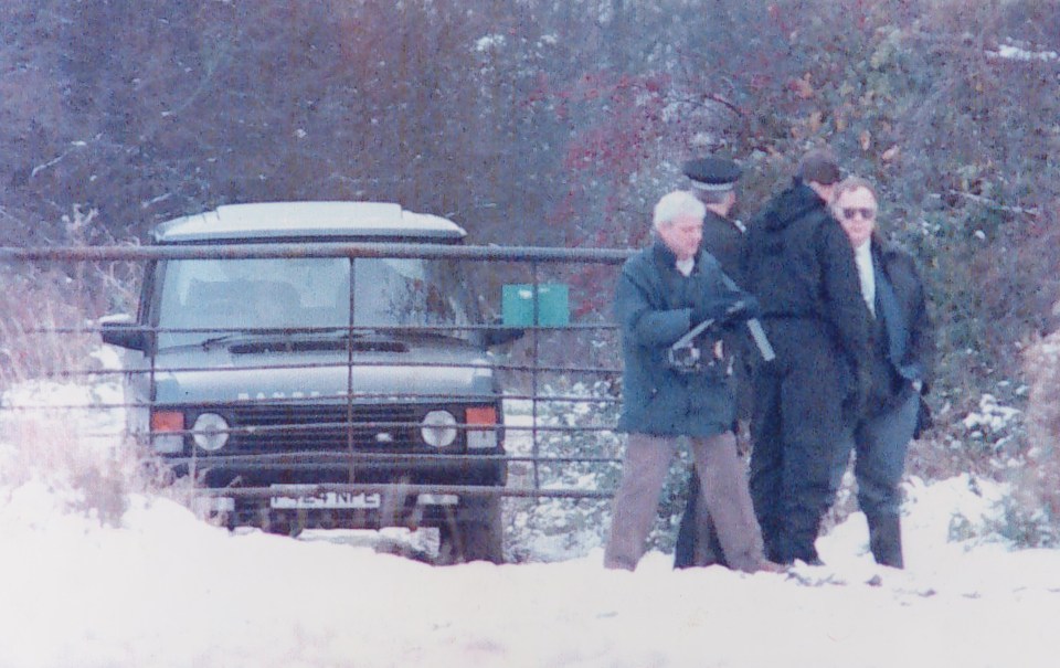 Cops at the snowy crime scene of the Essex Boys murder in Rettendon, 1995