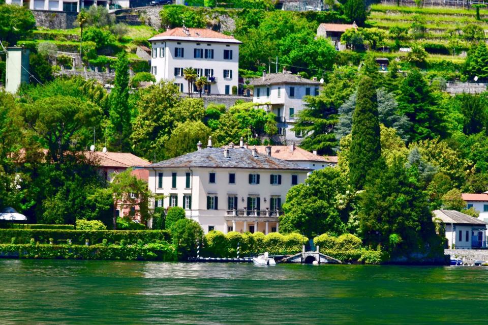 The Hollywood A-listers sent a private jet to pick up the royal couple for a bash at his 25-bed villa on Lake Como