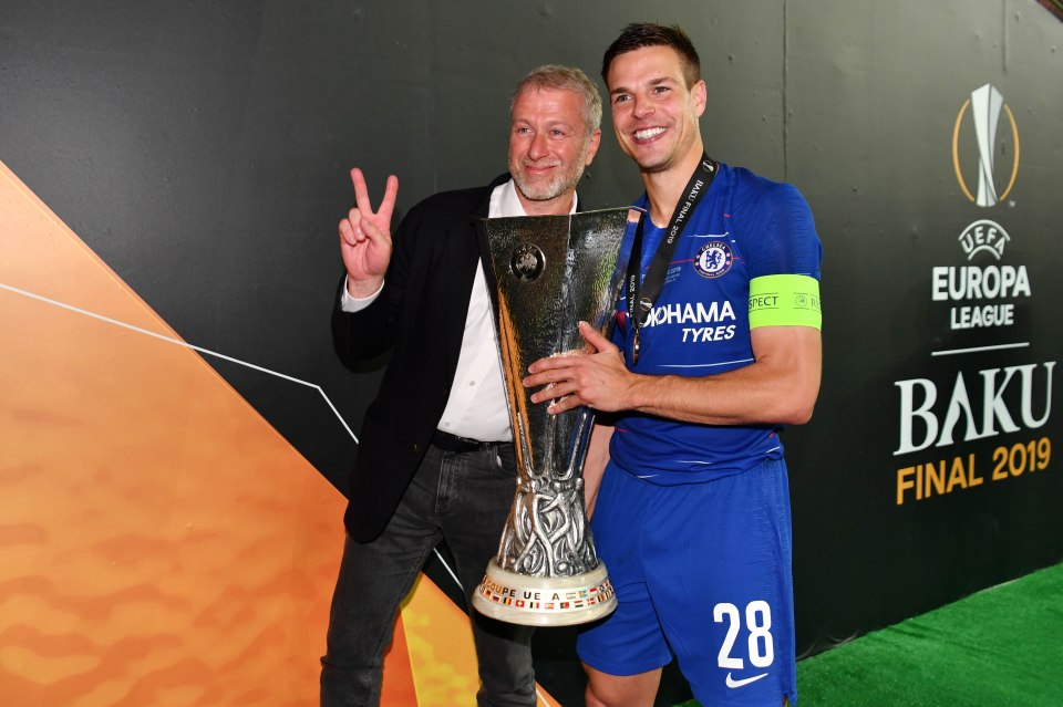 Roman Abramovich poses with skipper Cesar Azpilicueta after the 2019 Europa League win