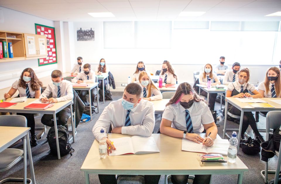 Secondary school pupils are advised to wear a face masks while indoors