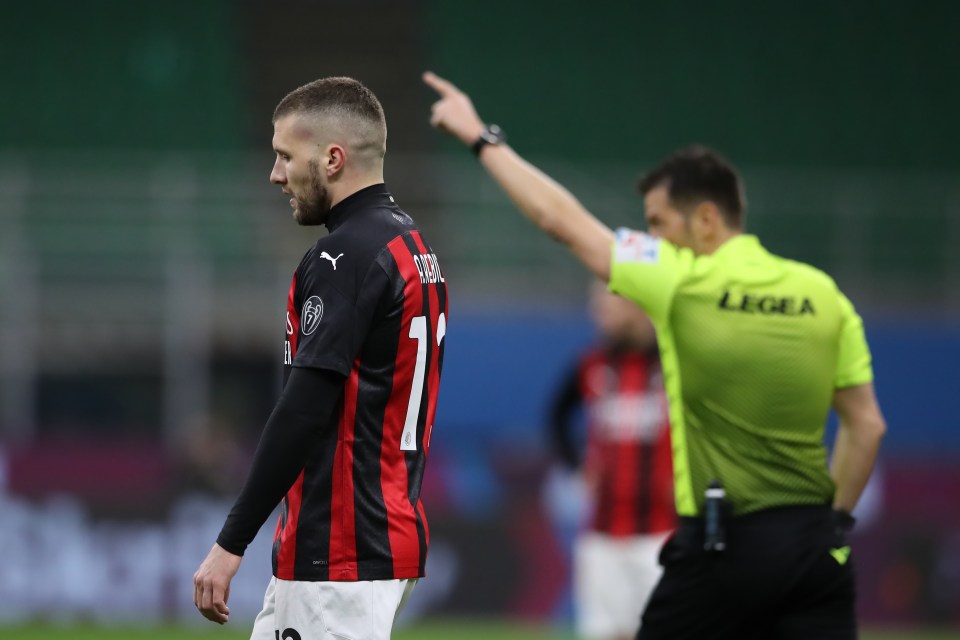 Ref Fabrizio Pasqua responds to Ante Rebic's outburst by sending him off in stoppage time of last Sunday's 1-0 home defeat to Napoli in Serie A