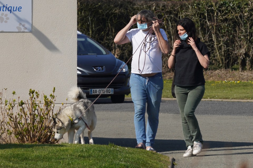 Later, the couple were seen taking their pooch to the vet’s