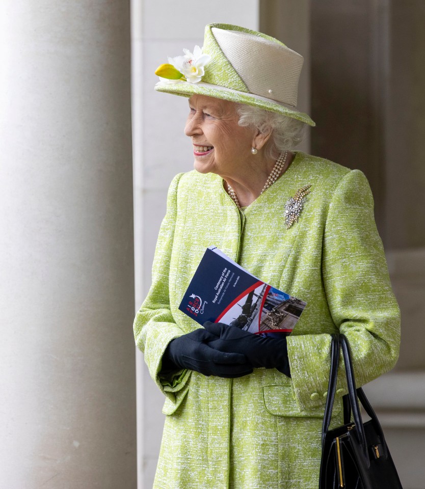 The monarch also sported a wattle brooch gifted to her on her first tour of Australia in 1954