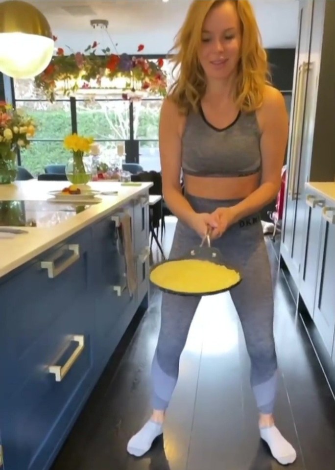 Amanda showed off her pretty impressive pancake flipping skills