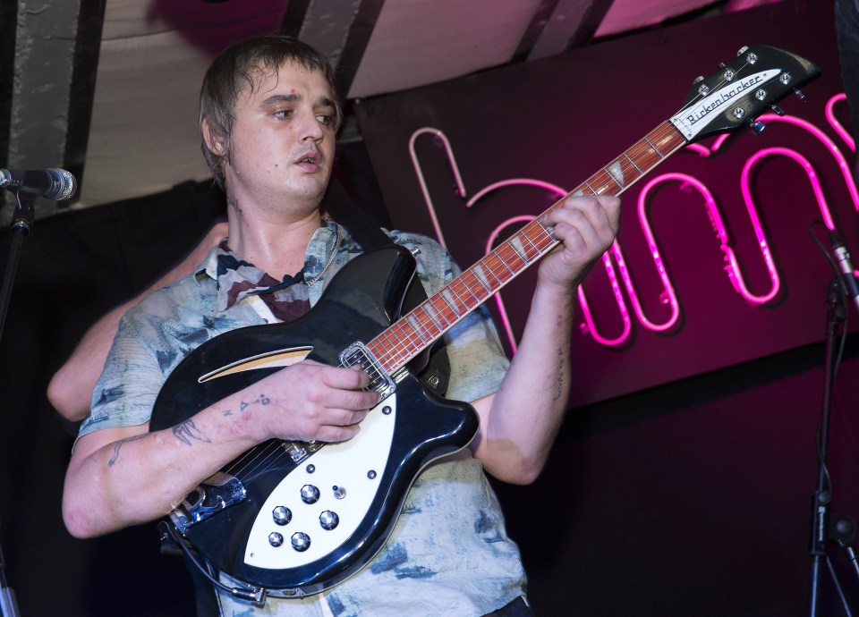 Doherty visits HMV to perform live and sign albums in 2015