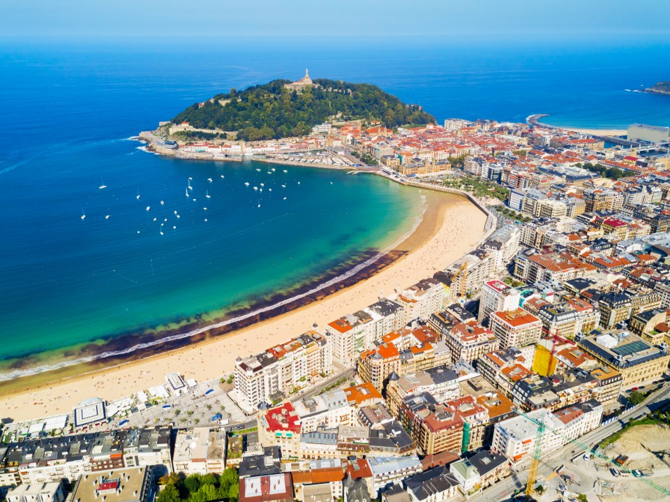 Its shell-shaped bay features golden sandy beaches