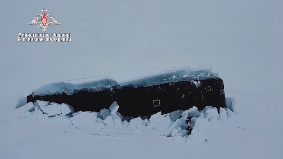 Russian nuclear submarines simultaneously break through the ice in the Arctic last month