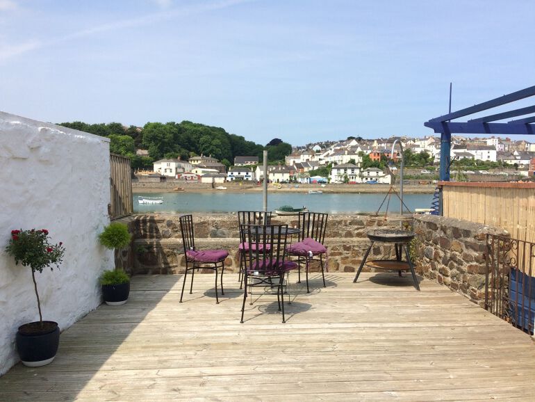 Stay at this cosy cottage which is right on the river in the harbour town of Bideford