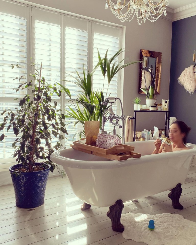 The 2006 I’m A Celeb star brings a touch of the jungle to her bathroom with the plants, but she is keeping it classical with the bath