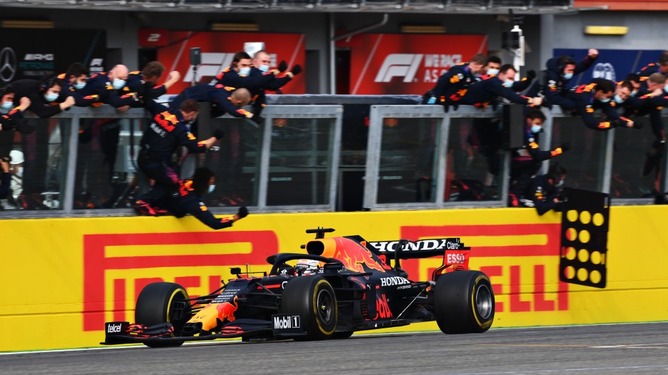 Verstappen pulled to within a point of championship leader Hamilton