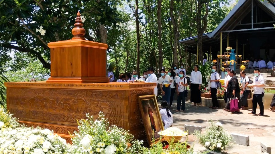 Hundreds of followers flocked to his temple for funeral rites in Thailand