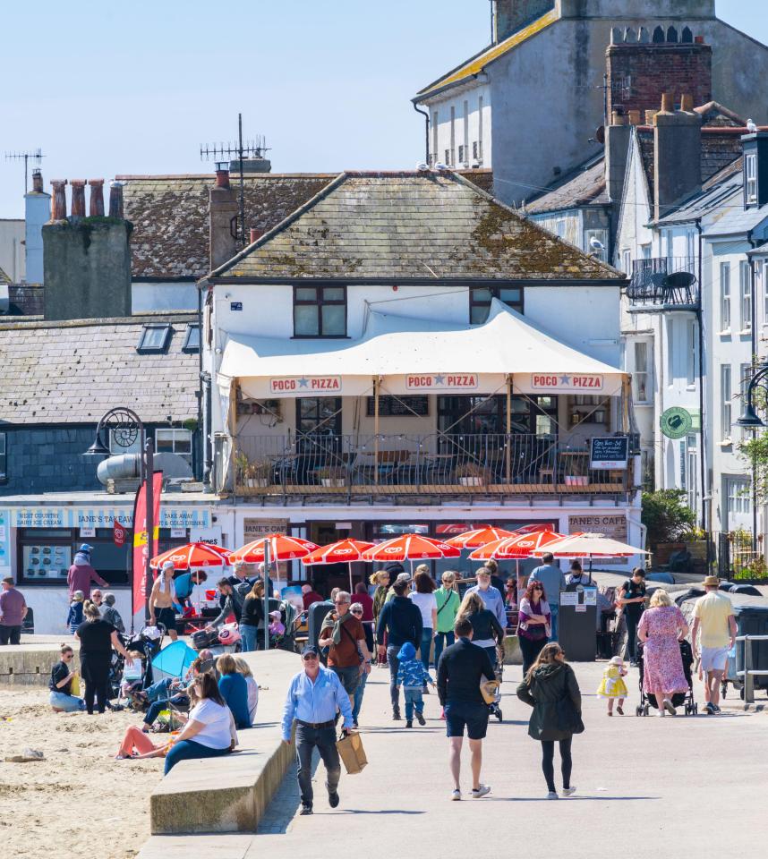 Balmy warm sunshine and clear blue skies at the picturesque seaside resort of Lyme Regis