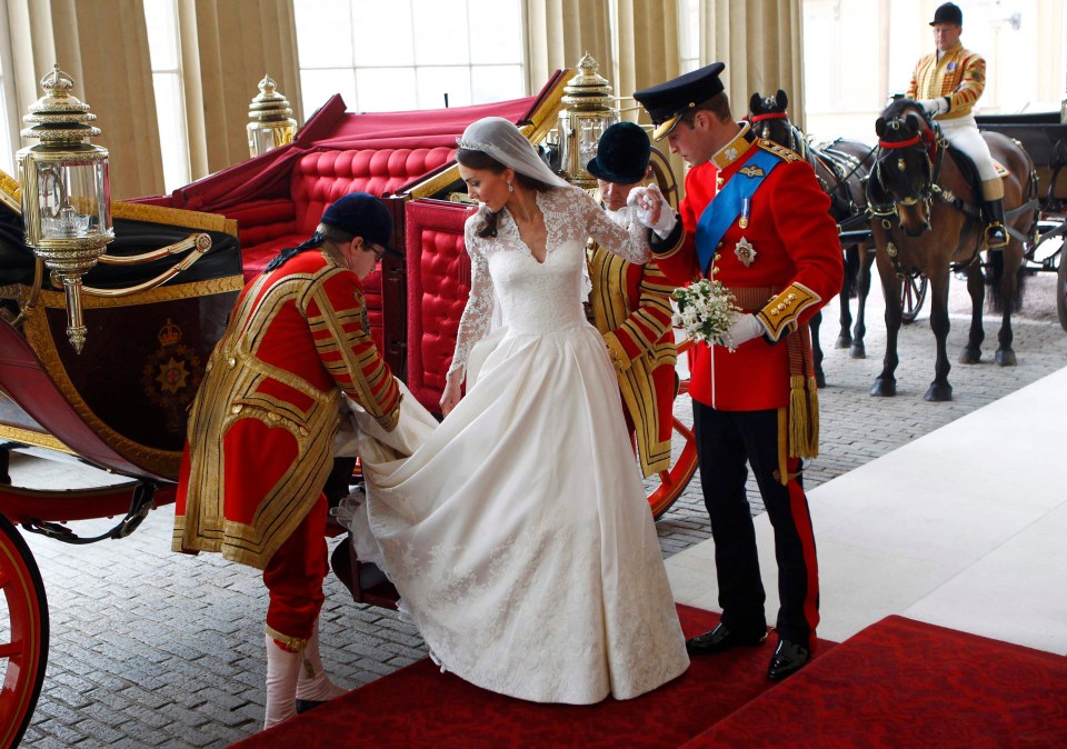 Carriage frock . . .  they arrive at Palace