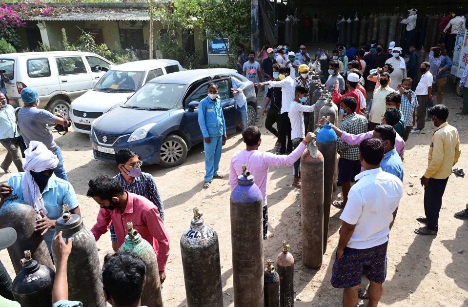 Indians queuing up to buy oxygen