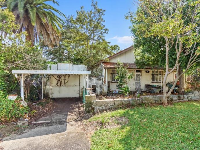 This crumbling home in Sydney has sold for almost £1million