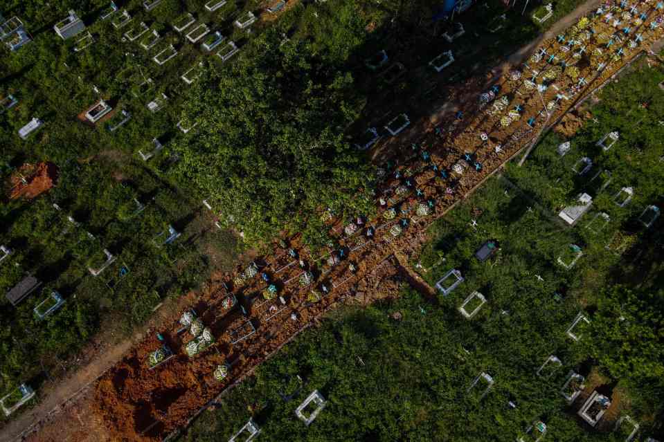 The Nossa Senhora Aparecida cemetery in Maeeenaus has expanded onto the surrounding streets