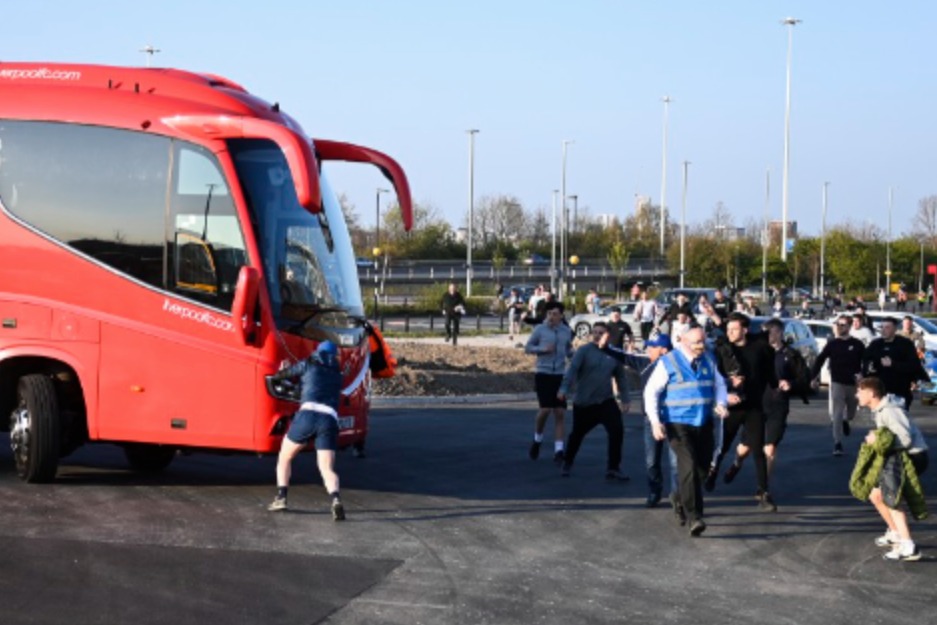 Fans try to stop Liverpool from entering Elland Road