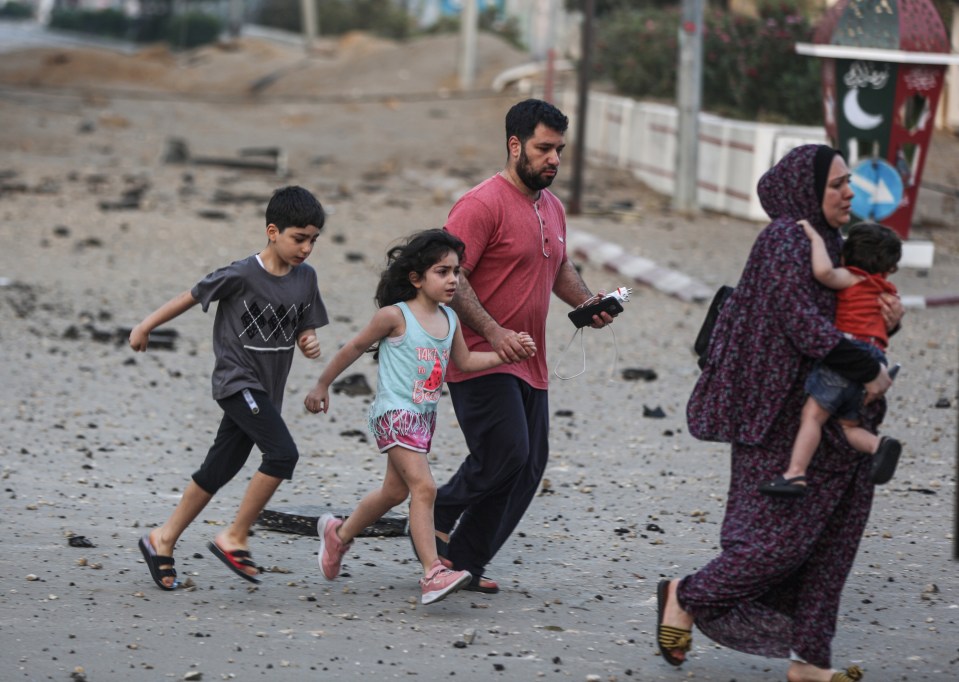 Palestinians flee their neighbourhood as Israeli warplanes continue airstrikes