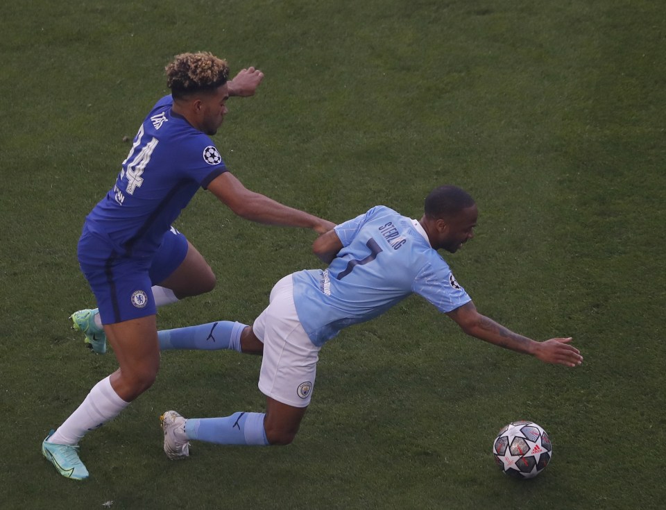 Reece James tussles with Raheem Sterling