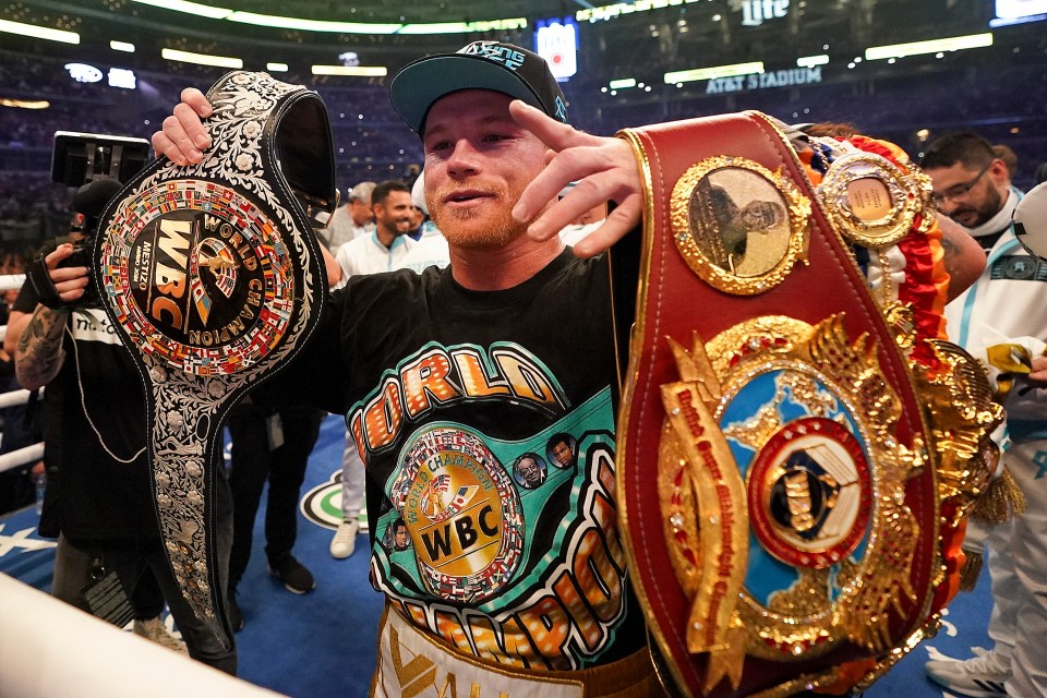 Canelo Alvarez celebrates his win against Saunders