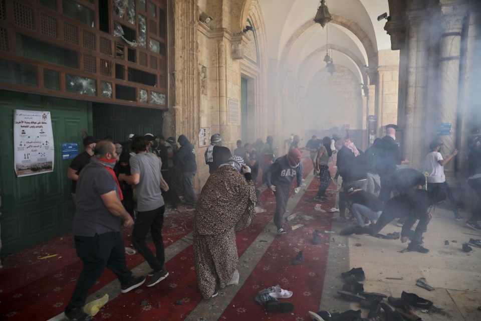 Palestinians clash with Israeli security forces at the Al Aqsa Mosque compound