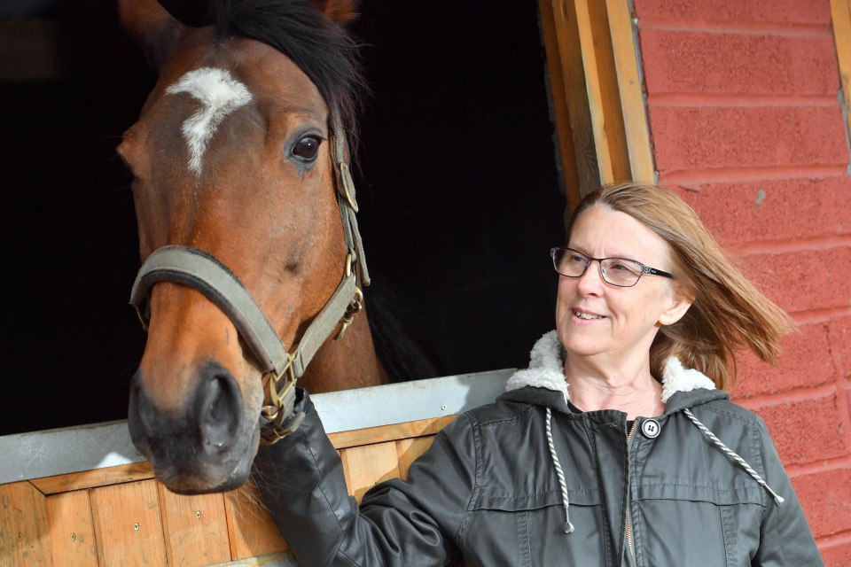 Mare care - Jan at the stables with Juwireya