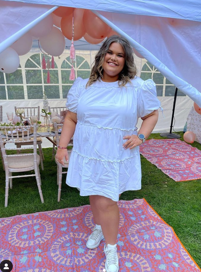 Amy looked pretty in a white frilly dress as she attended a pal's birthday bash