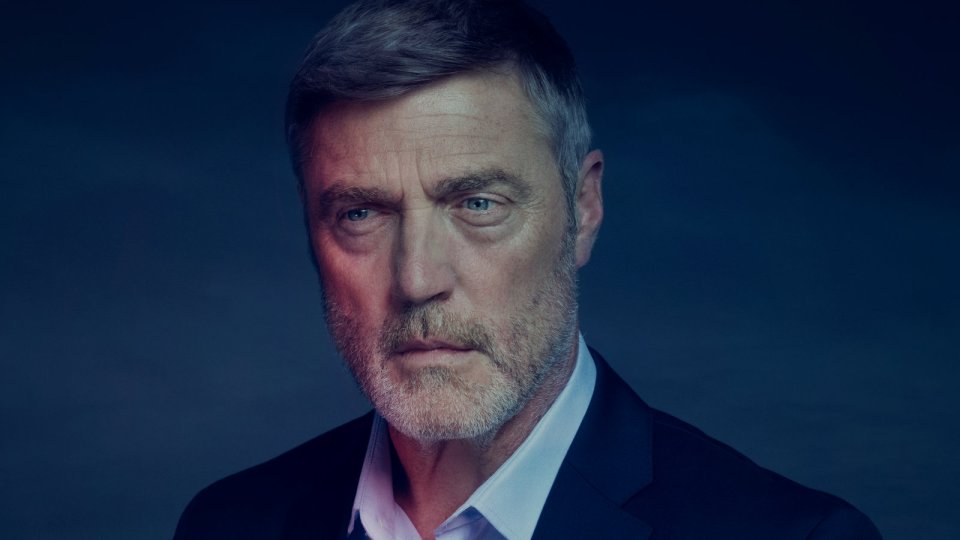 Vincent Regan plays Billy Murdoch, a non-conformist investigator