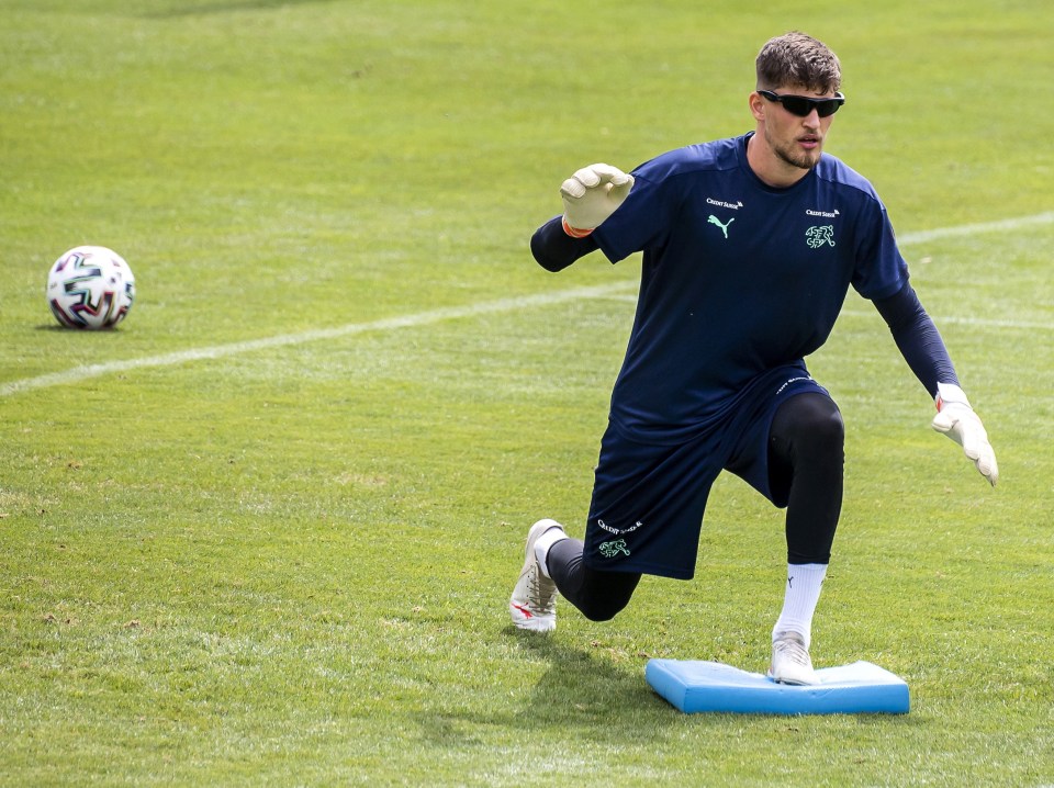 Gregor Kobel trains while wearing the special glasses