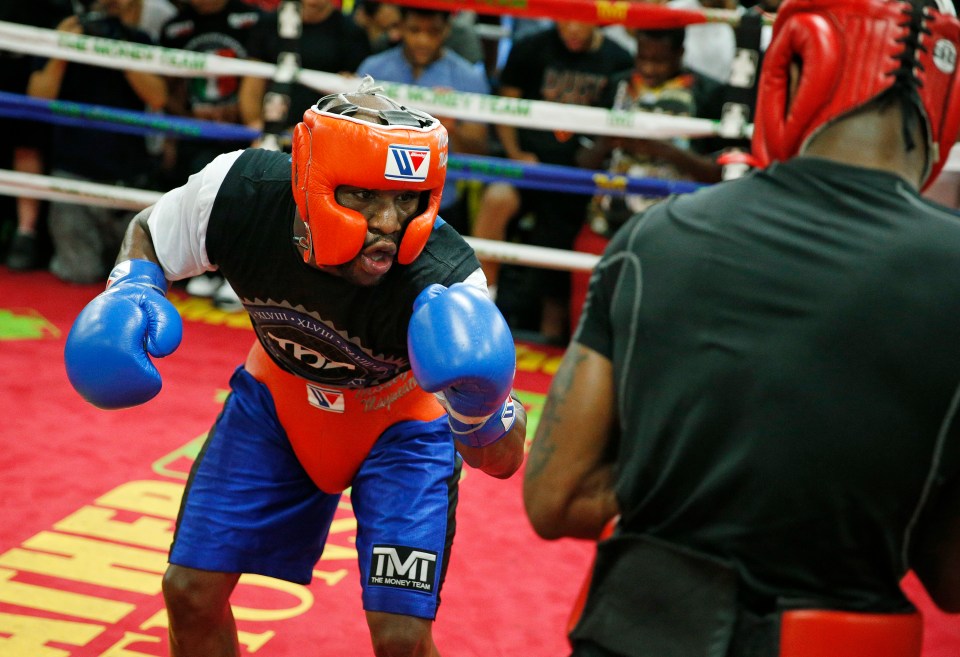 Floyd Mayweather sparring in his Las Vegas gym