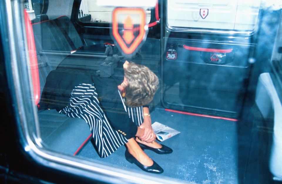 Diana tries to hide from cameras in 1994