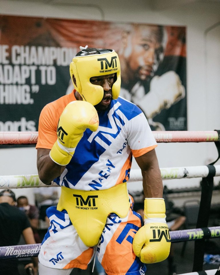 Floyd Mayweather training to fight Logan Paul