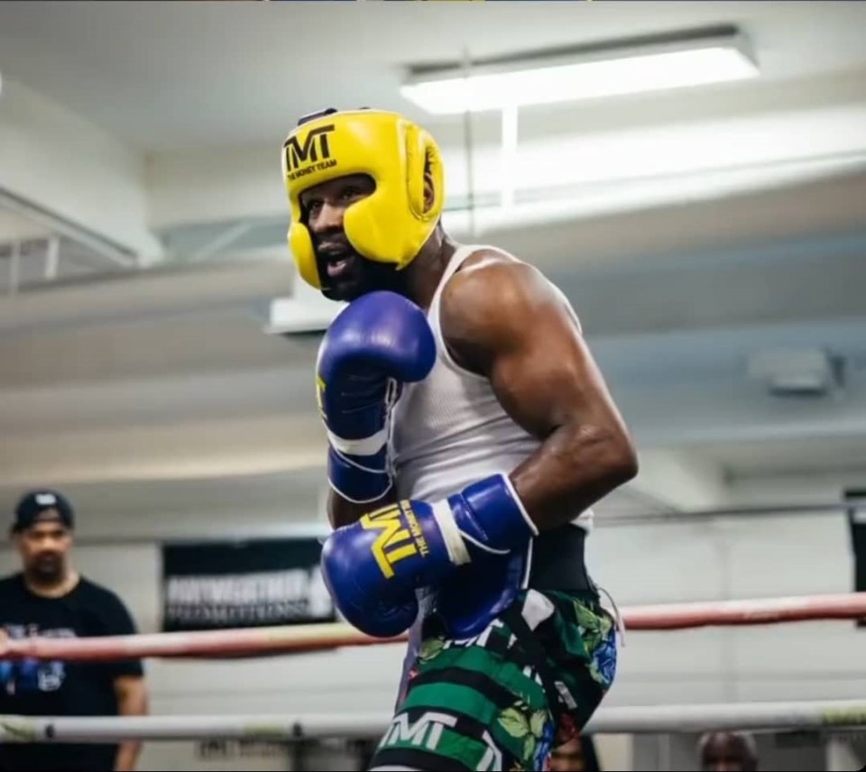 Floyd Mayweather often sparred without breaks between rounds