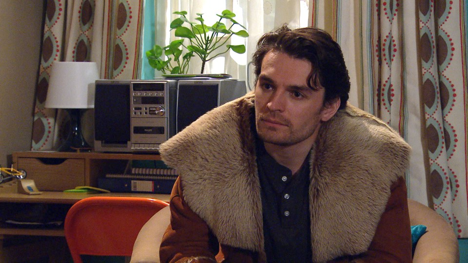 Mack wants to blackmail Eric into dropping charges by keeping Val's favourite jacket