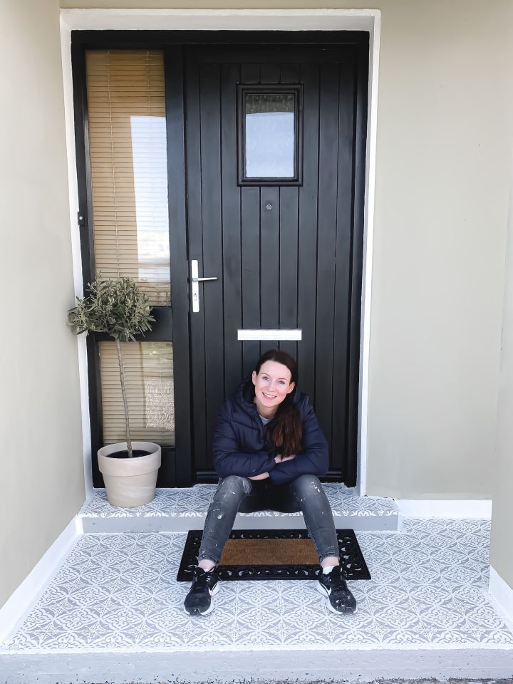 Shauna’s front door and porch also underwent an incredible cost-effective transformation using stencils for £26