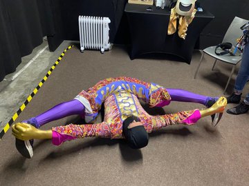 Howard did the splits on the floor in a backstage snap