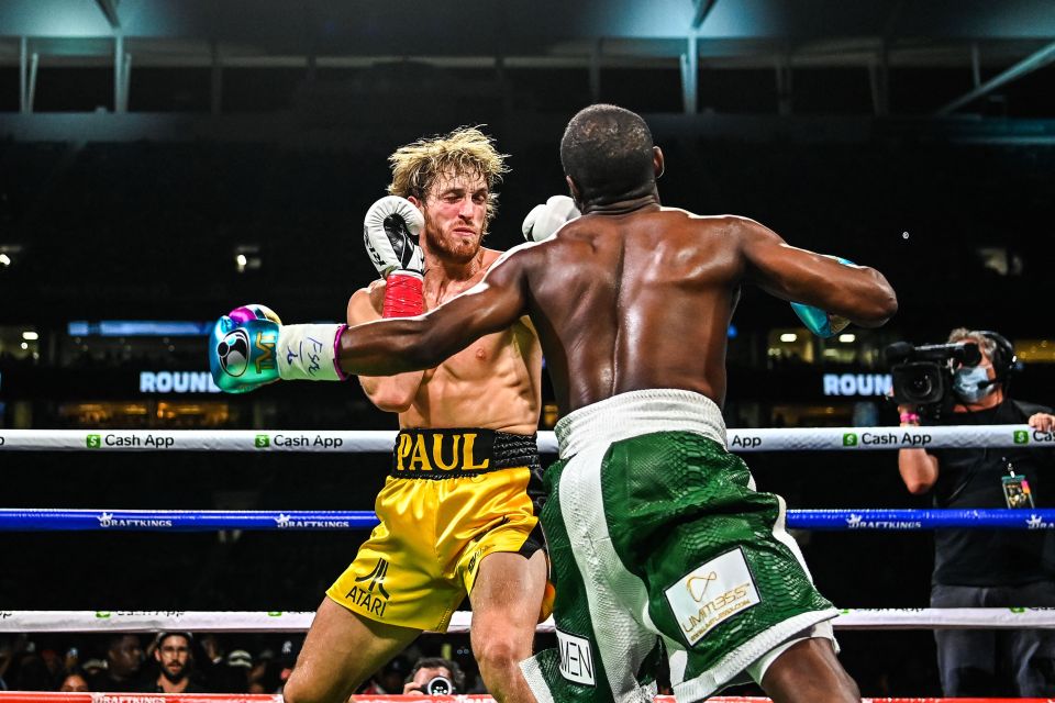 Logan Paul and Floyd Mayweather in their exhibition