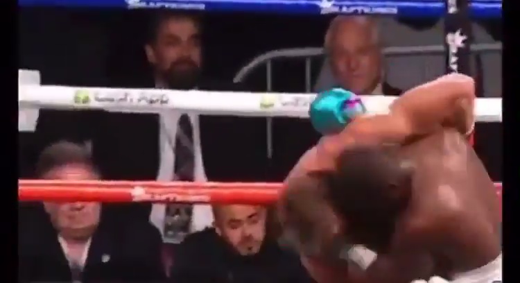 Logan Paul clings on as Floyd Mayweather lands a right