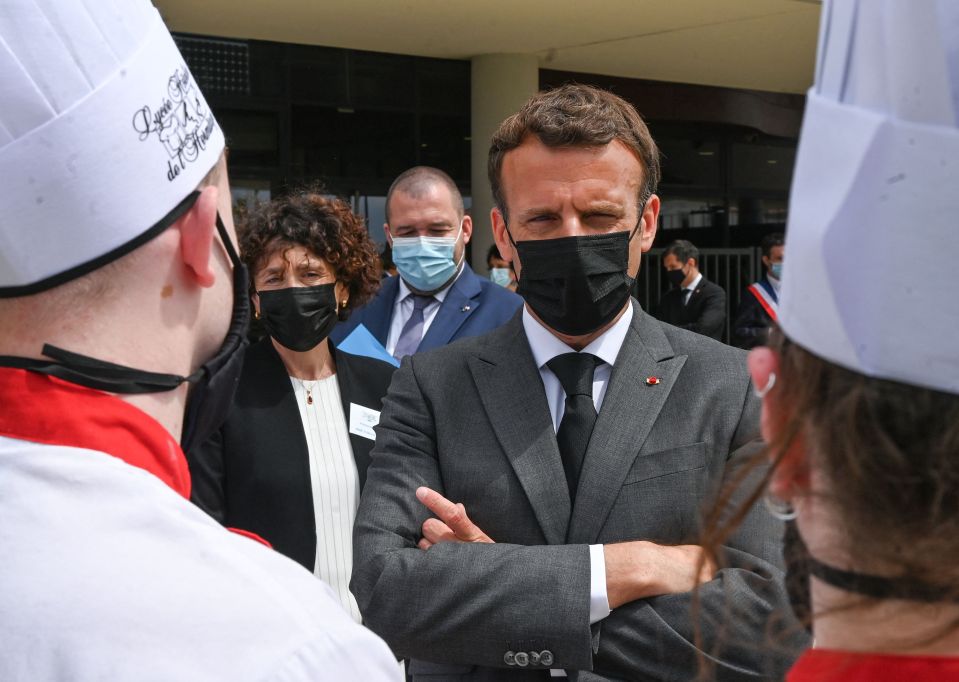 Macron speaking students in Tain l'Hermitage before he was slapped