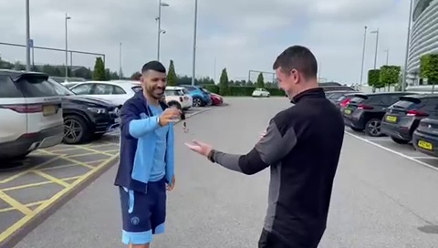 The departing striker organised the raffle to thank staff - pictured giving Ally the car keys