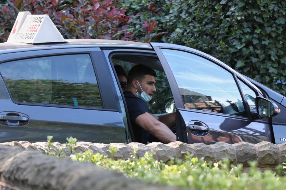 The boxer, 22, wore all black and made sure to task his face mask for the lesson