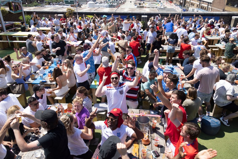 London's Skylight Bar is packed with fans