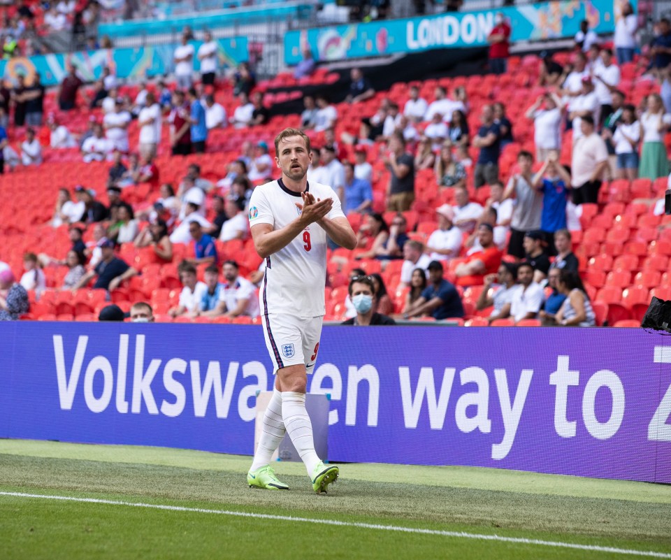 Harry Kane had a tough shift up top, but got the applause of the crowd when he was subbed